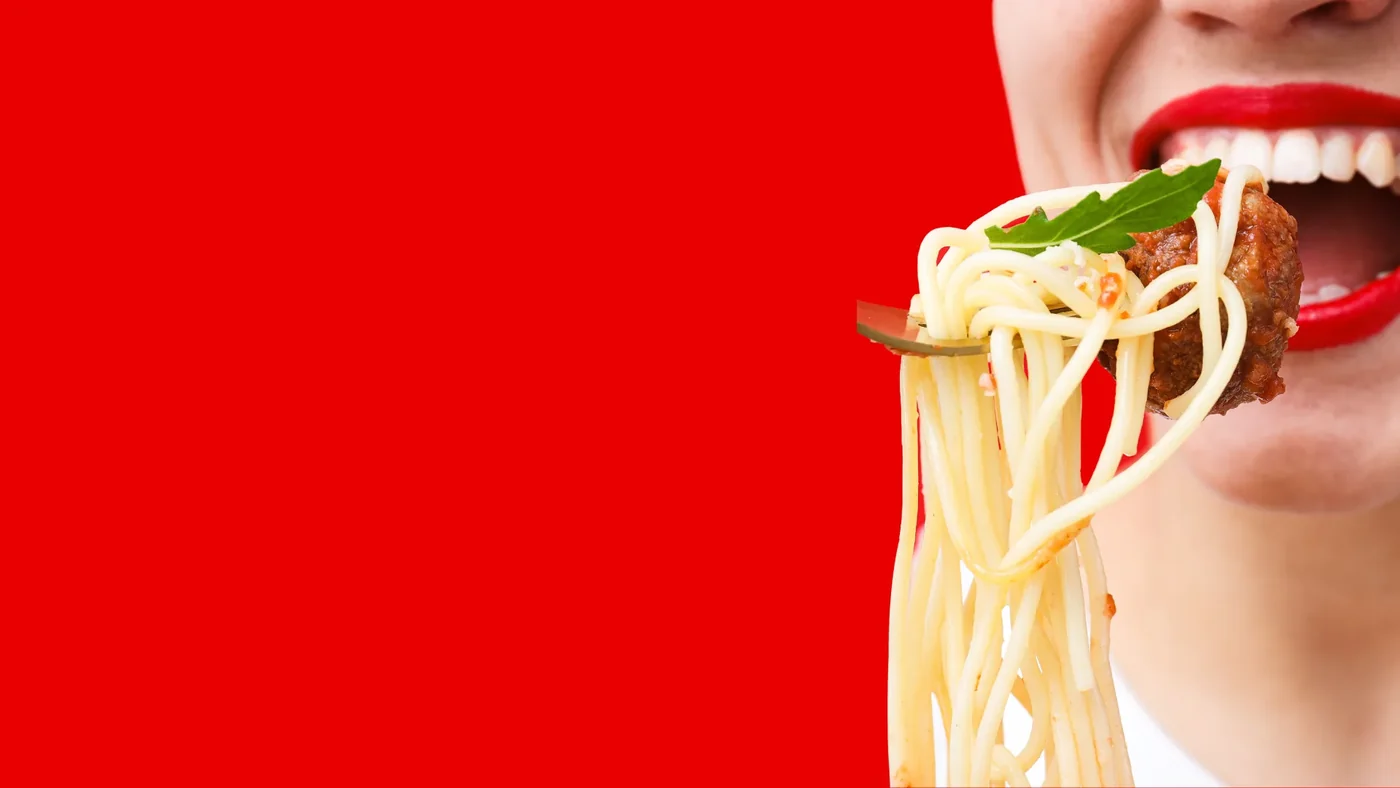 Taze spagetti yiyen misafir