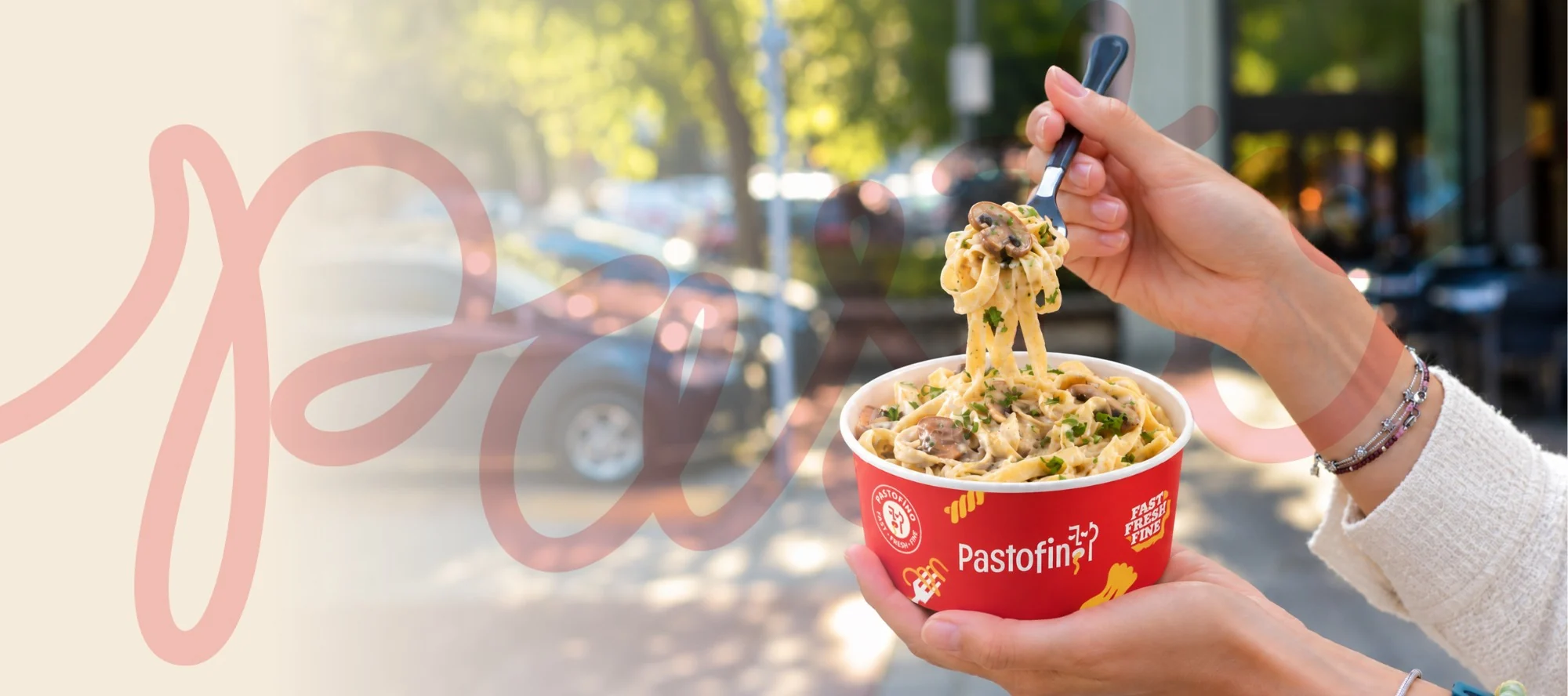 Sokakta Pastofino kasesinden mantarlı fettuccine yiyen misafir